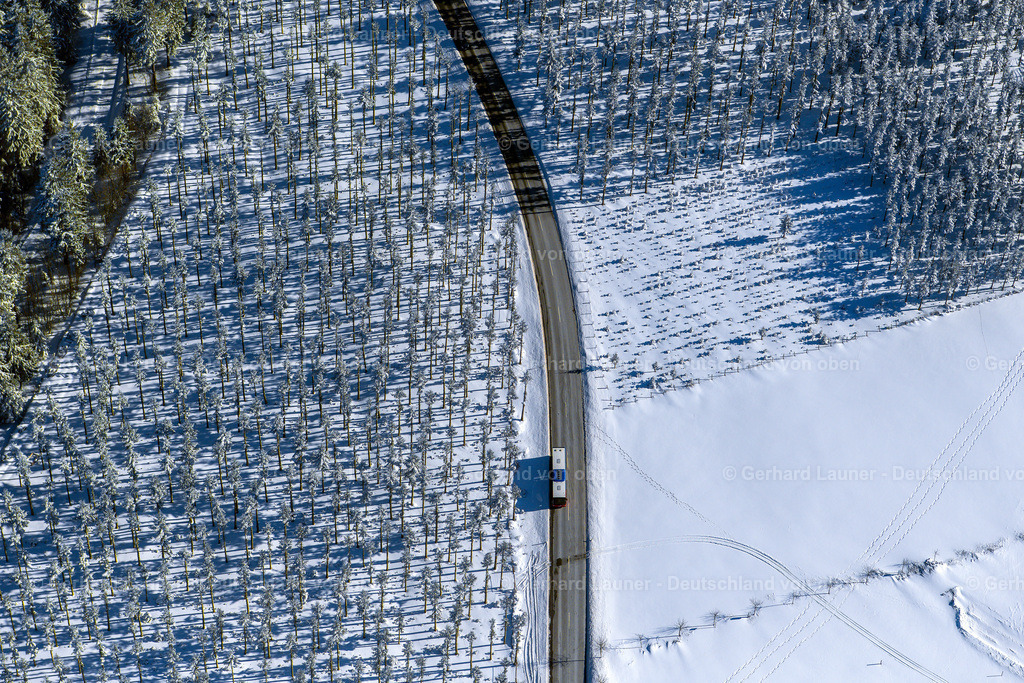 4043570 | ALTLASTENBERG 13.02.2021 Winterlich schneebedeckte Verlauf der Straßenführung der Hochsauerland Höhenstraße in Altastenberg im Sauerland im Bundesland Nordrhein-Westfalen, Deutschland. // Wintry snowy street - road guidance of Hochsauerland Hoehenstrasse in Altastenberg at Sauerland in the state North Rhine-Westphalia, Germany. Foto: Gerhard Launer