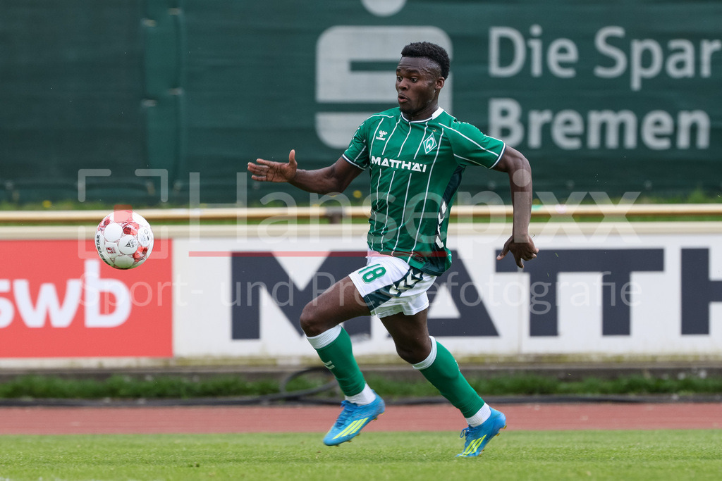 Fussball, Regionalliga Nord, SV Werder Bremen II - SSV Jeddeloh | Princewell Mbock (SV Werder Bremen II, 18) am Ball, Freisteller, Einzelbild, Ganzkörper, Aktion, Action, Spielszene