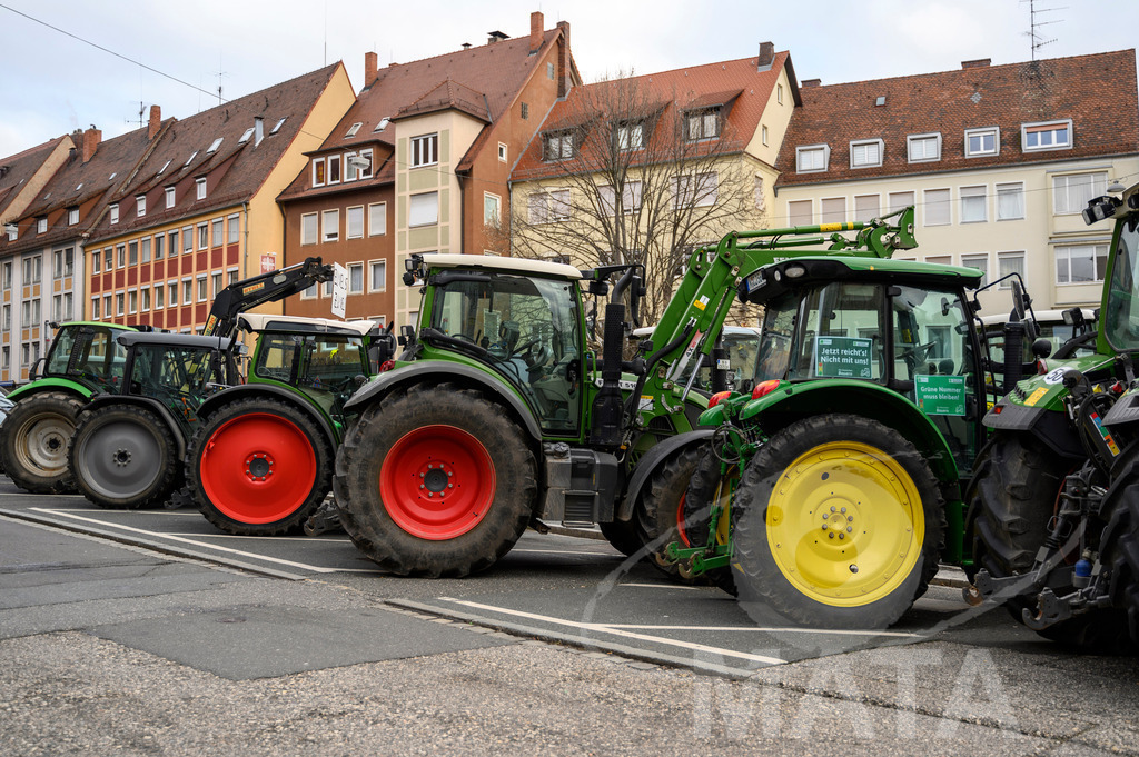 _DWI0348 | Bauerndemo gegen Agrarpolitik der Bundesregierung  auf dem Straße Obstmarkt und Hauptmarkt . Nürnberg, 08.01.2024 - Realisiert mit Pictrs.com