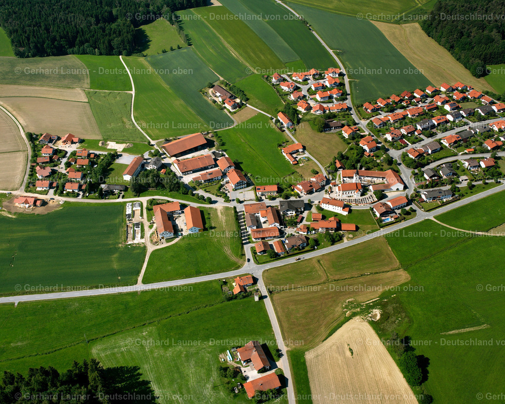 2600891 | ERLBACH 09.06.2006 Landwirtschaftliche Nutzflächen und Feldgrenzen  umsäumen das Siedlungsgebiet des Dorfes in Erlbach im Bundesland Bayern, Deutschland // Agricultural land and field boundaries surround the settlement area of the village  in Erlbach in the state Bavaria, Germany Foto: Gerhard Launer
