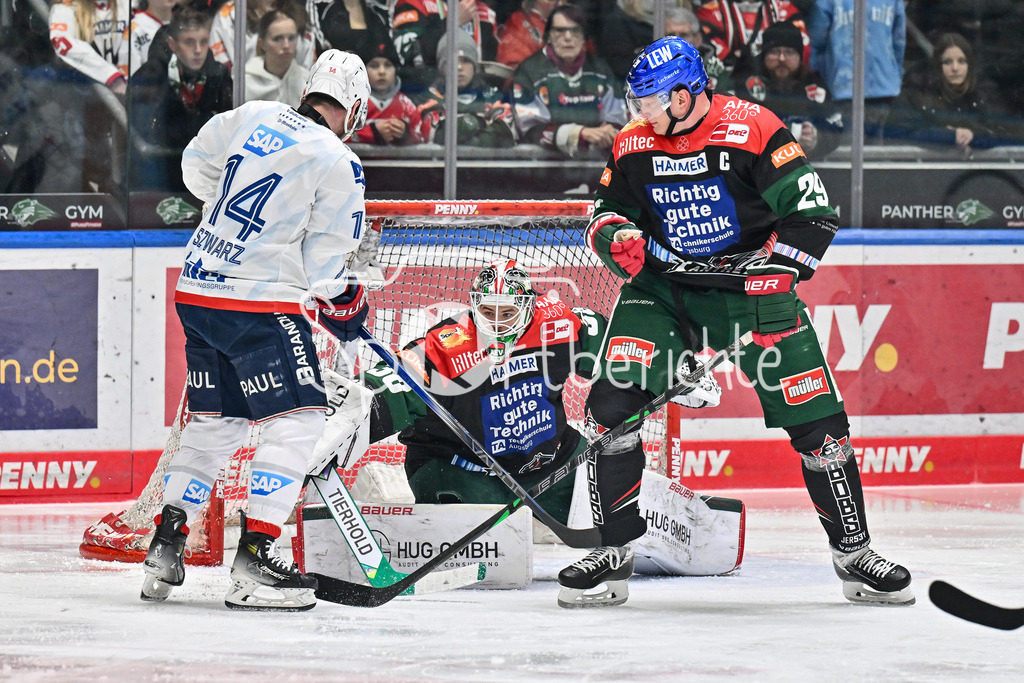 Augsburger Panther - Adler Mannheim | mit vereinten kraeften koennen Strauss MANN (Augsburger Panther #38) und Denis REUL (Augsburger Panther #29) einen Treffer von Jordan SZWARZ (Adler Mannheim 14) verhindern / DEL: Augsburger Panther - Adler Mannheim, Curt Frenzel Stadion am 16.02.2025