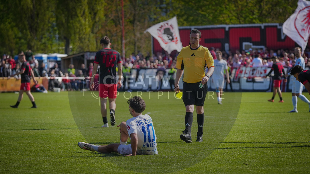 Fußball, Herren, Saison 2025/2026, Brandenburgliga, 23. Spieltag, Brandenburger SC Süd 05 vs. BSG Stahl Brandenburg, Samstag 25.04.2026, Werner-Seelenbinder-Sportplatz Brandenburg an der Havel | Fußball, Herren, Saison 2025/2026, Brandenburgliga, 23. Spieltag, Brandenburger SC Süd 05 vs. BSG Stahl Brandenburg, Samstag 25.04.2026, Werner-Seelenbinder-Sportplatz Brandenburg an der Havel, Im Bild: Schiedsrichter Frank Heinze auf dem Weg Nils Müller (l. Stahl) die gelbe Karte zu zeigen - Realisiert mit Pictrs.com