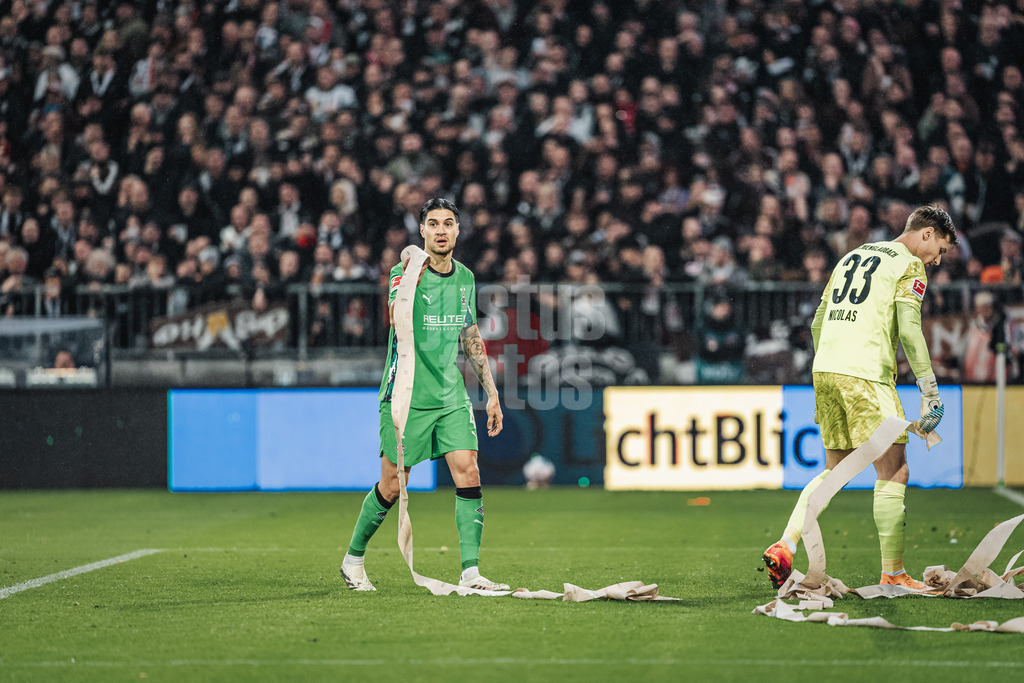 Fußball | Männer | Saison 2025/2026  | Fußball-Bundesliga | 09. Spieltag | FC St. Pauli vs. Borussia Mönchengladbach | 01.11.2025 | Kevin Diks (#4, Borussia Mönchengladbach) räumt Klopapapierrollen weg