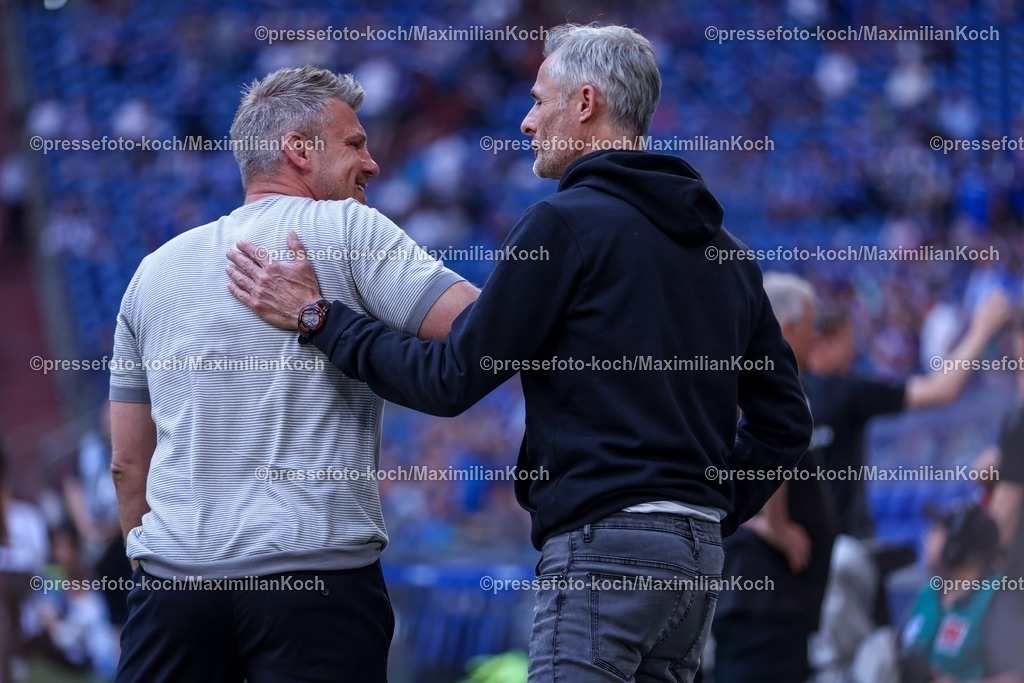 S0402052501082 | 02.05.2025, Fußball, FC Schalke 04 - SC Paderborn 07, 2.. Fußball Bundesliga, 32. Spieltag, Veltins-Arena Gelsenkirchen, Saison 2024 2025: Cheftrainer Lukas Kwasniok (SC Paderborn) zusammen mit Trainer Kees van Wonderen (S04 Cheftrainer) DFB regulations prohibit any use of photographs as image sequences and or quasi-video.