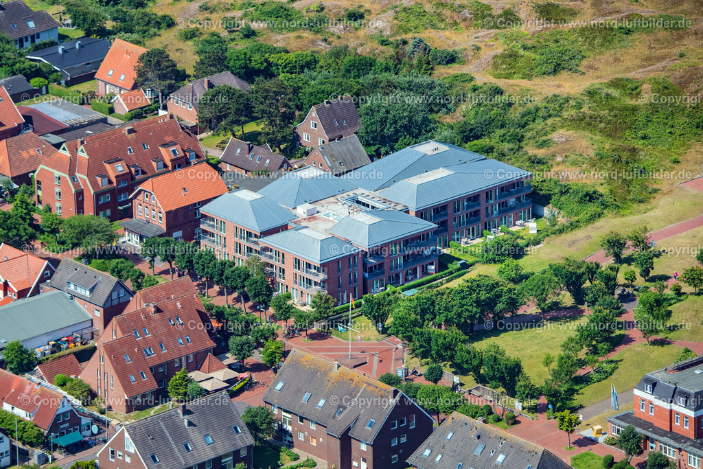Langeoog_ELS_0925250622 | LANGEOOG 25.06.2022 Ferienhaus Anlage " Upstalsboom Apartmentvilla Anna See " an der Barkhausenstraße in Langeoog auf der Insel Langeoog im Bundesland Niedersachsen, Deutschland. // Holiday house plant of the park " Upstalsboom Apartmentvilla Anna See " on street Barkhausenstrasse in Langeoog on island Langeoog in the state Lower Saxony, Germany. Foto: Martin Elsen