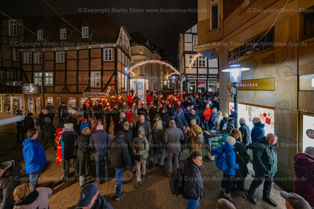 Stade Weihnachtsmarkt Fackelschwimmer DLRG_ELS_7612161223 | Stade DLRG Fackelschimmen 3.Advent - Realisiert mit Pictrs.com
