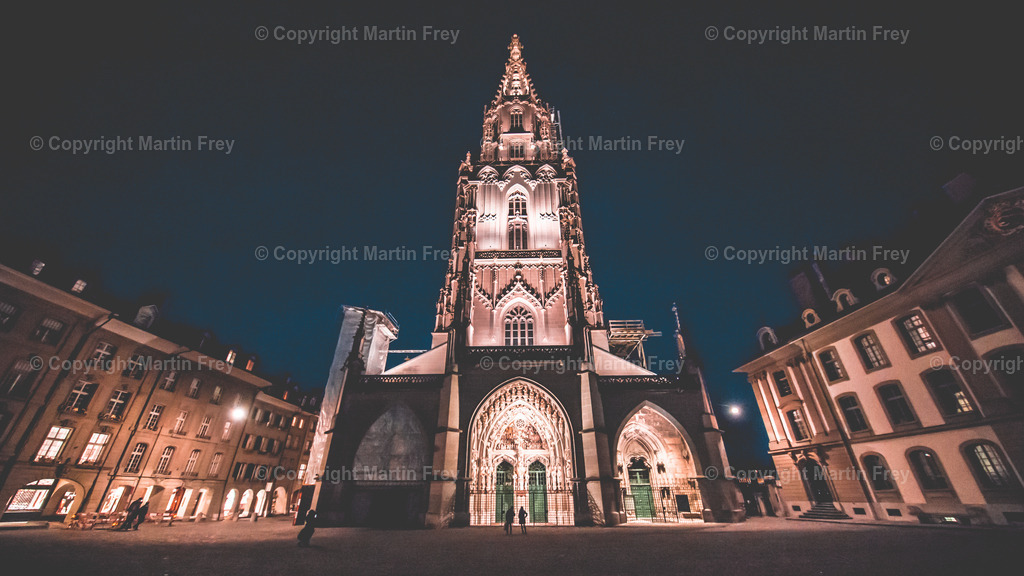 Berner Münster by Night | Münsterplatz
(Format 16:9) - Realisiert mit Pictrs.com