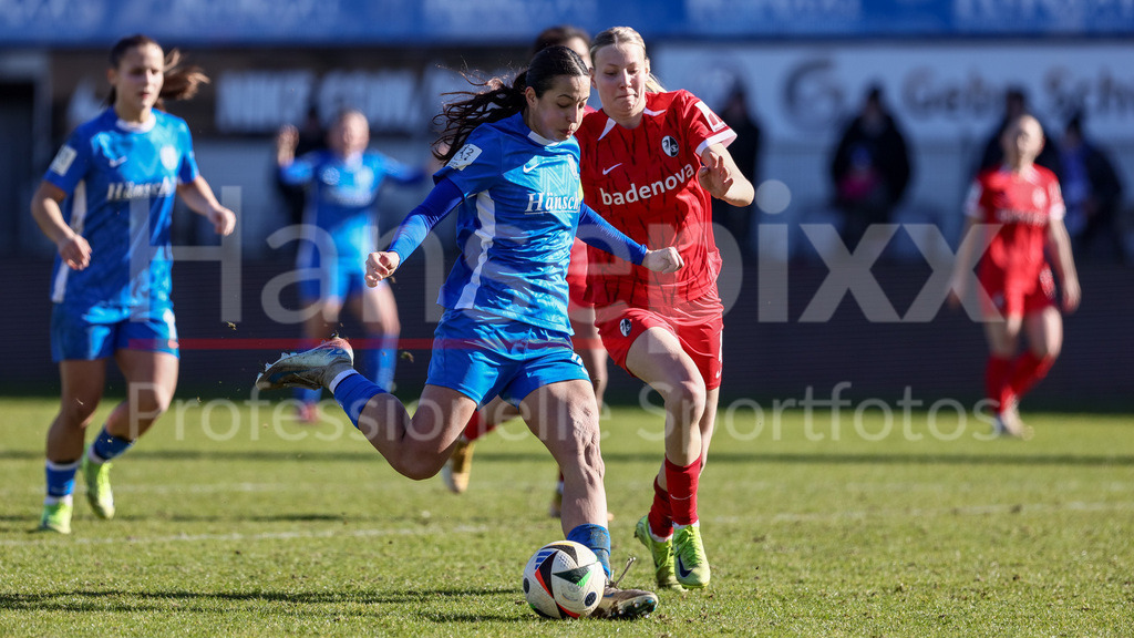 Fussball, 2. Frauen-Bundesliga, SV Meppen - SC Freiburg II | v.li.: Selma Licina (SV Meppen, 18) und Mia-Lena Maas (SC Freiburg II, 4) im Laufduell, Zweikampf, Duell, Dynamik, Aktion, Action, Spielszene, DIE DFB-RICHTLINIEN UNTERSAGEN JEGLICHE NUTZUNG VON FOTOS ALS SEQUENZBILDER UND/ODER VIDEOÄHNLICHE FOTOSTRECKEN. DFB REGULATIONS PROHIBIT ANY USE OF PHOTOGRAPHS AS IMAGE SEQUENCES AND/OR QUASI-VIDEO.