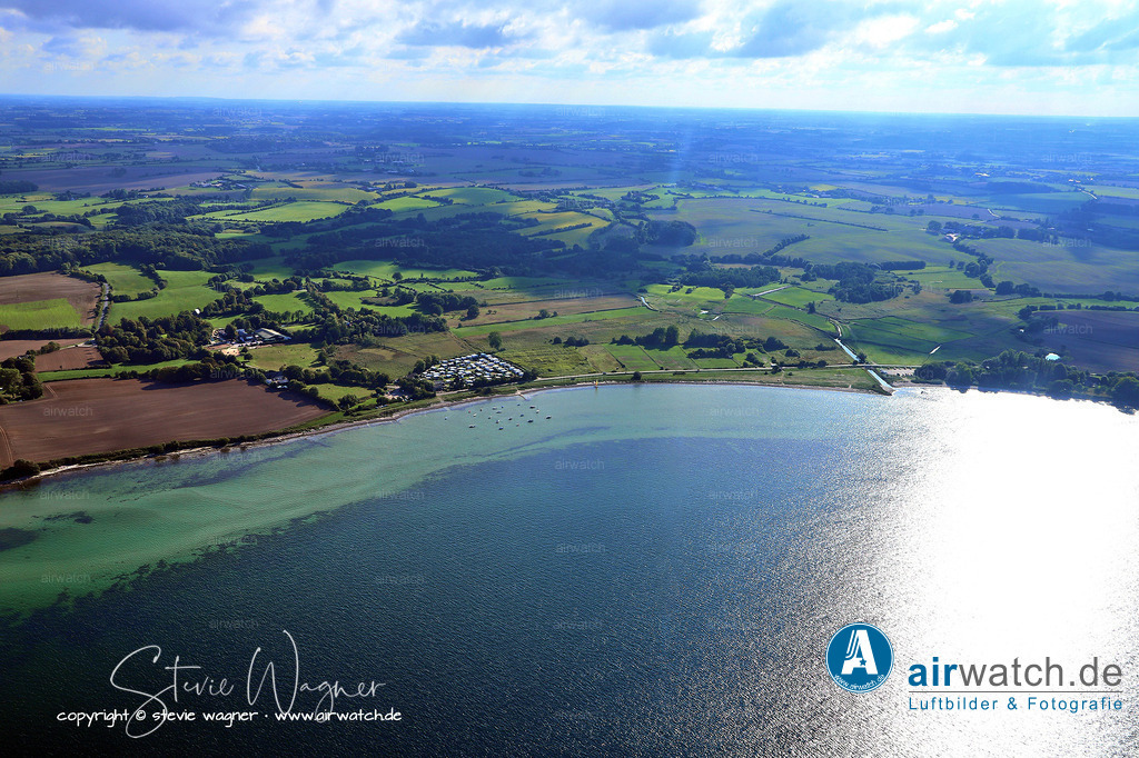 Luftbild Habernis - Der Habernis in Steinberg ist ein ruhiger Naturstrand an der Geltinger Bucht | Der Habernis in Steinberg ist ein ruhiger Naturstrand an der Geltinger Bucht an der Ostsee, ideal für Naturliebhaber und Familien. Der Strand bietet einen direkten Zugang zur Strandlounge Habernis, die als gastronomische Anlaufstelle dient, und ist umgeben von idyllischer Küstenlandschaft mit Schilf und Wiesen.