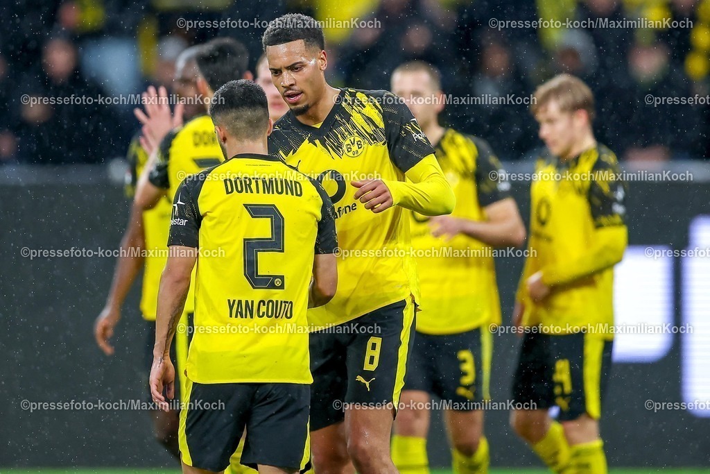 BVB07122501043 | 07.12.2025, Fußball, Borussia Dortmund - TSG 1899 Hoffenheimt, 1. Fußball Bundesliga, 13. Spieltag, Signal Iduna Park, Saison 2025 2026: Torjubel nach dem Tor zum 1:0 durch Torschütze Julian Brandt&nbsp;(BVB #10) nach Vorlage von Yan Couto&nbsp;(BVB #02)  zusammen mit Serhou Guirassy&nbsp;(BVB #09)   DFB regulations prohibit any use of photographs as image sequences and or quasi-video.