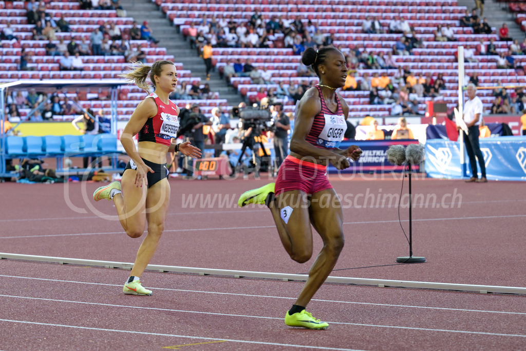 Leichtathletik: Weltklasse Zürich | 08.09.2022, Zürich, Letzigrund, Leichtathletik: Weltklasse Zürich, GIGER Yasmin (SUI) vor NIEDERBERGER Julia (SUI) im Vorprogramm des 400m-Laufs der Frauen. - Realisiert mit Pictrs.com