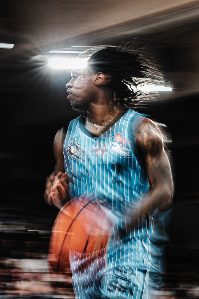 Basketball | Männer | Saison 2025/2026 | easyCredit Basketball Bundesliga | 13. Spieltag | Veolia Towers Hamburg vs. Rostock Seawolves | 22.04.2026 | Leonard Thorpe Jr. (#2, Veolia Towers Hamburg) Langzeitbelichtung