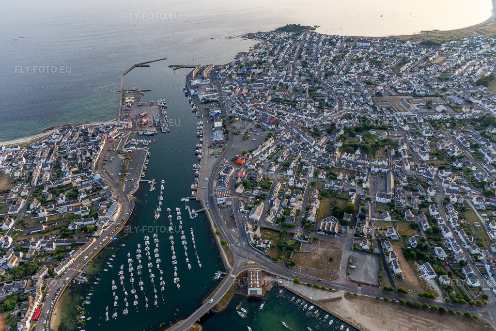 Vue aérienne: Port de Guilvinec-Treffiagat à Treffiagat dans le département Finistère, France. Photo: IMG_132665.jpg prise le 17/06/2022 par Werner Riehm/FLY-FOTO.eu – Résolution de l'original: 5251 x 3501 px