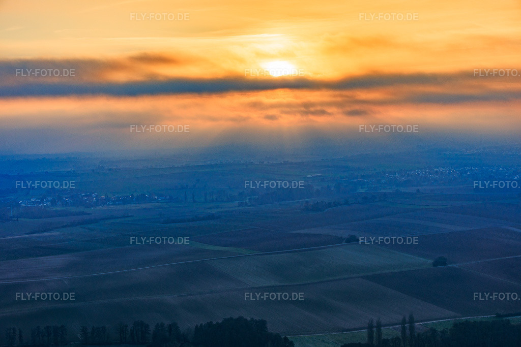 Luftbild: Sonnenuntergang bei tiefen Wolken in Oberhausen im Bundesland Rheinland-Pfalz in Deutschland. Foto: IMG_151978.jpg vom 22.11.2025 durch Werner Riehm/FLY-FOTO.de