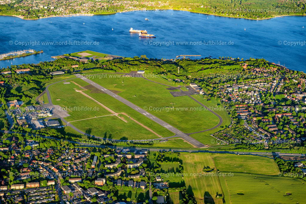 Kiel_Flughafen_ELS_2313150524 | KIEL 01.05.2024 Start- und Landebahnen mit Rollwegen Hangaranlagen und Terminals auf dem Gelände des Flughafen an der Boelckestraße Holtenau in Kiel im Bundesland Schleswig-Holstein. // Runway with hangar taxiways and terminals on the grounds of the airport in Kiel in the state Schleswig-Holstein. Foto: Martin Elsen