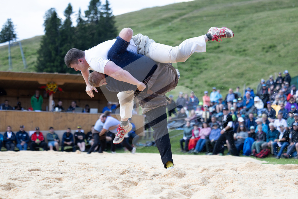 Rigi2025_0439 | Die Schwinger des Schwyzer Kantonalen Schwingerverbandes: Fotos, die Dynamik und Leidenschaft festhalten, sowie emotionale Momente aus dem traditionellen Schwingsport zeigen. - Realisiert mit Pictrs.com