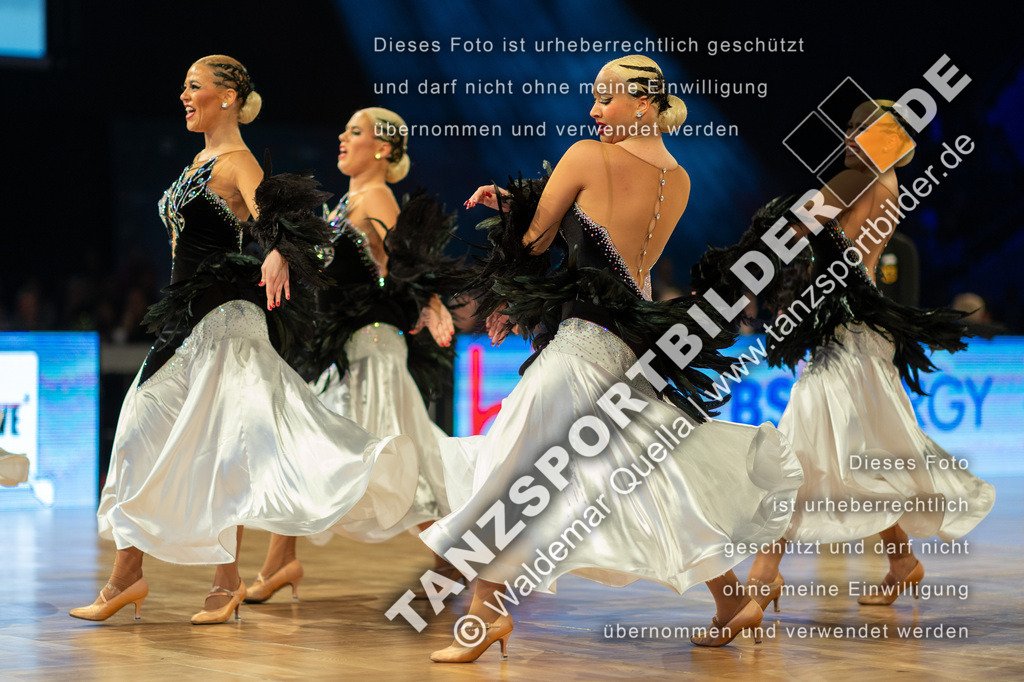 20251206-04959 | Hier finden Sie Tanz Bilder vom Latein und Standard Formationen tanzen. Sportbilder vom Tanzsport. Schöne Fotos und von Weltmeisterschaft, Europameisterschaft, Bundesliga, Regionalliga, Oberliga und Landesliga sowie von GOC Stuttgart, DanceComp, WM Bremen