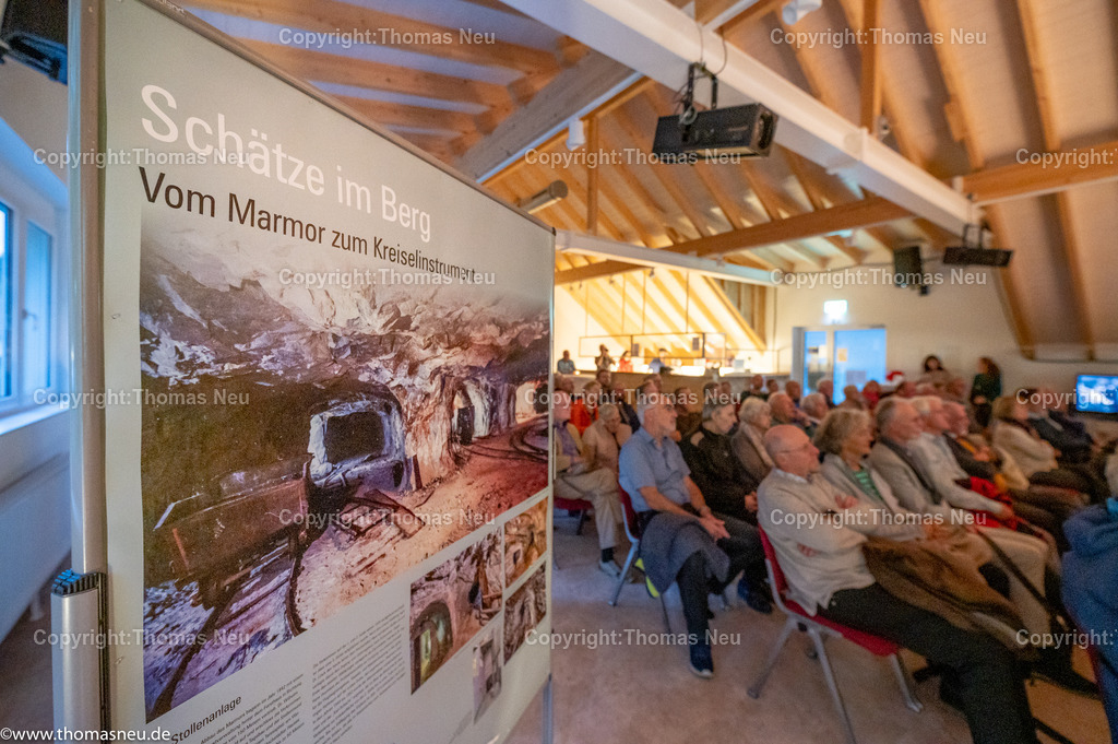 DSC_6711 | Stadtteildokumentation Hochstädten: Schätze im Berg, Vortrag von Veit Held zur Ausstellungseröffnung, Bericht über Vortrag und die Ausstellung als solche ,Begrüßung durch Claudia Sosniak, , Bild: Thomas Neu