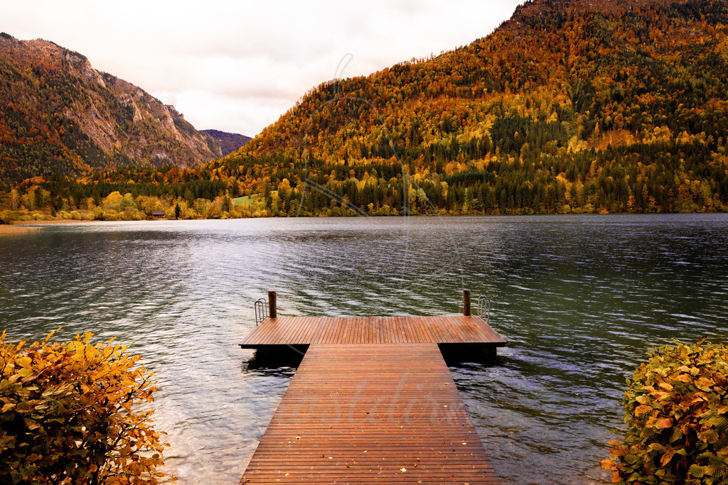Der Lunzer See in goldener Umgebung | Bei Veröffentlichung des Bildes ist eine Namensnennung wie folgt erforderlich: Foto: Mostdirn Irmgard Wieser - Realisiert mit Pictrs.com