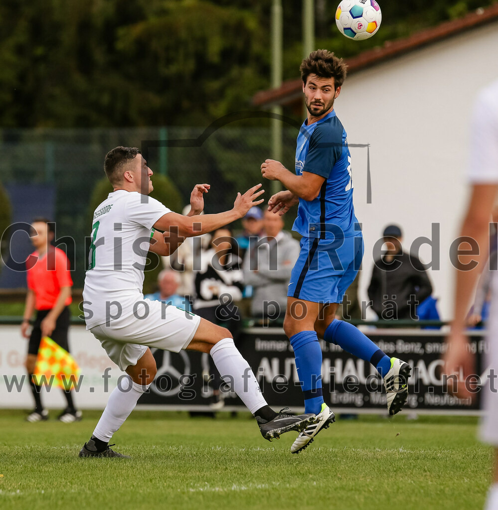 2023-10-14_090_FC_Langengeisling_gegen_TSV_Siegsdorf | Erding, Deutschland, 14.10.2023:
Fußball, Bezirksliga Oberbayern Ost 2023 / 2024, 13. Spieltag, FC Langengeisling gegen TSV Siegsdorf, Endergebnis: 3:0

Maximilian Huber (TSV Siegsdorf, #8), Kilian Stenzel (FC Langengeisling, #32)

Foto: Christian Riedel / fotografie-riedel.net