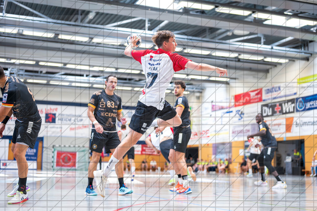 IHC 2026 - HØJ Elite vs. PAUC Handball | Marius Ptak (HØJ Elite #17); IHC 2026 - HØJ Elite vs. PAUC Handball am 09.08.26 in Sporthalle KGS, Schneverdingen - Realisiert mit Pictrs.com