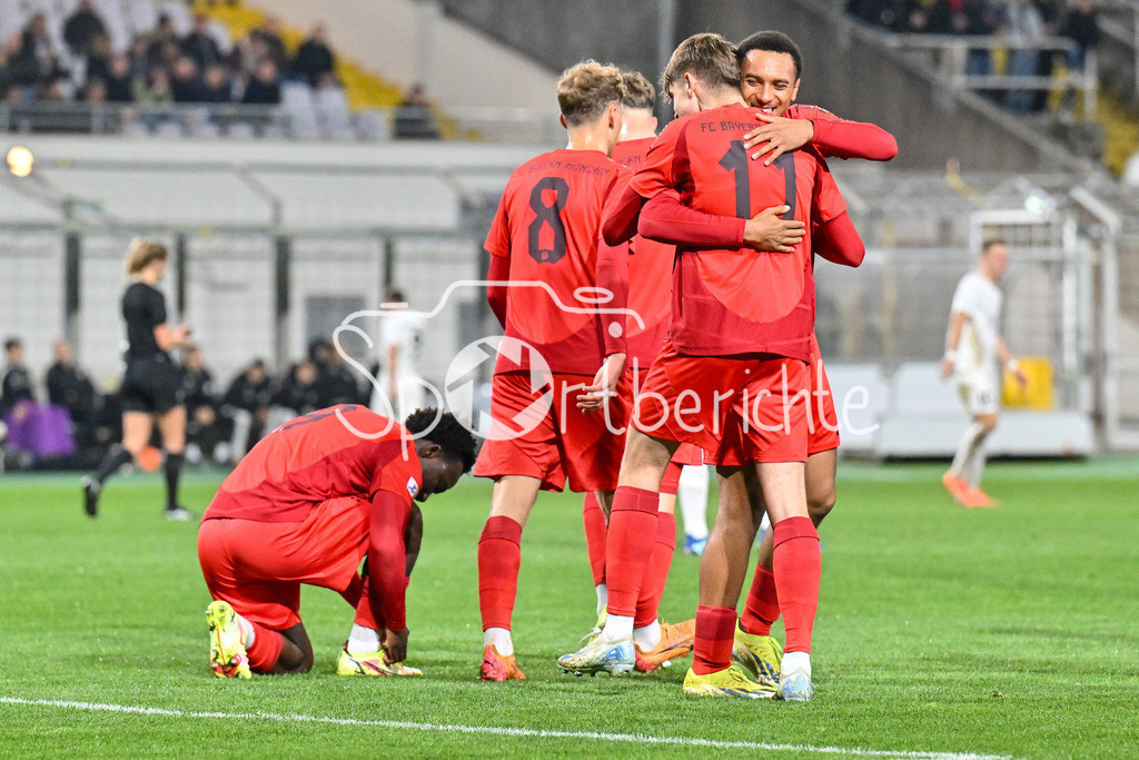 FC Bayern Amateure - TSV Schwaben Augsburg | Jubel der Bayern nach dem Treffer zum 1-0 durch Guido DELLA ROVERE (FC Bayern München II #11) / Freude / Happy /  Tor / Torschuetze / Regionalliga Bayern: FC Bayern Muenchen II - TSV Schwaben Augsburg, Gruenwalder Stadion am am 25.10.2024