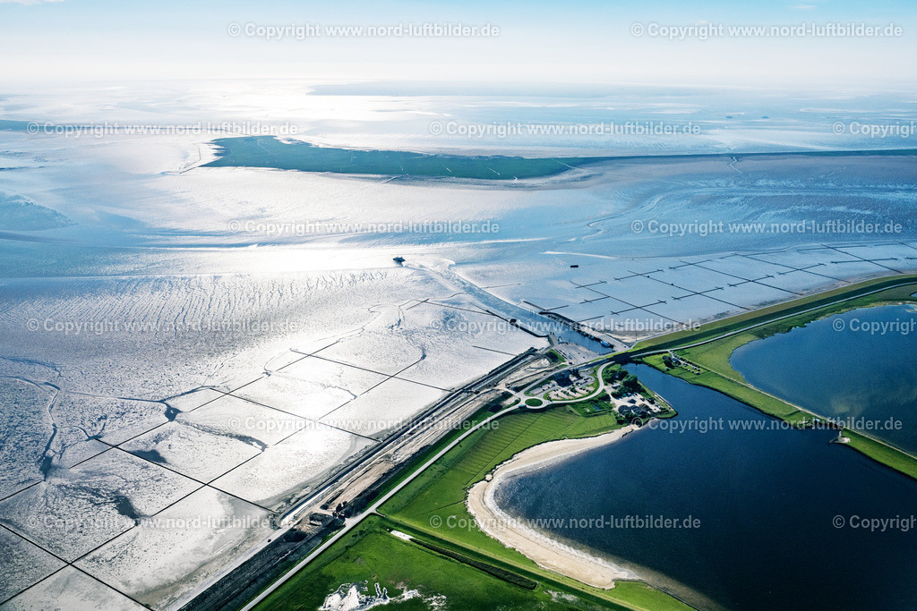 Schlüttsiel_ELS_0692300523 | OCKHOLM 30.05.2023 Sperrwerk- Schleusenanlage und Fährhafen Schlüttsiel im Hauke-Haien-Koog in Nordfriesland im Bundesland Schleswig-Holstein, Deutschland. Aus dem kleinen Hafen fahren Fähren zu den Nordsee- Inseln und Halligen. // Barrier lock system and ferry port Schluettsiel in Hauke-Haien-Koog in North Friesland in the state Schleswig-Holstein, Germany. Foto: Martin Elsen