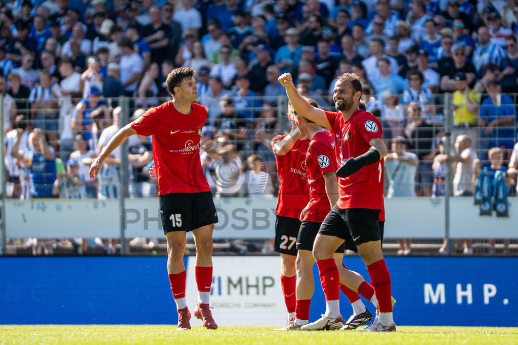 Stuttgarter Kickers vs. SG Sonnenhof Großaspach, Fussball, WFV-Pokal, Finale, 23.05.2026 | Kollektiver Torjubel nach Treffer durch Fabian Eisele (SG Sonnenhof Großaspach, #23) zum 0:2,Stuttgarter Kickers vs. SG Sonnenhof Großaspach, Fussball, WFV-Pokal, Finale, 23.05.2026