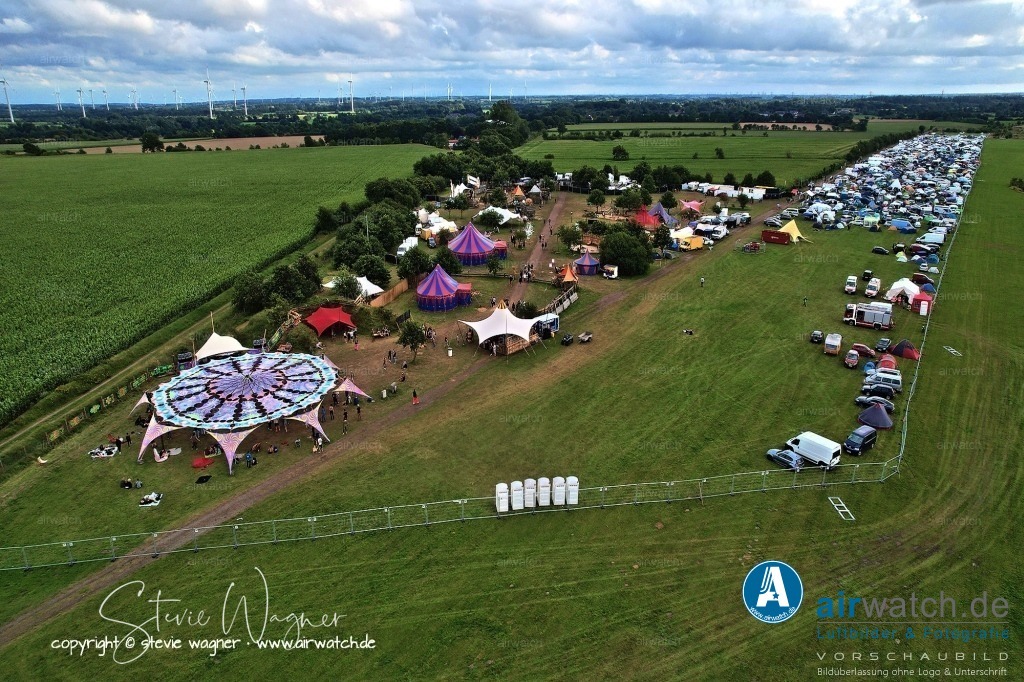 Bachblyten® Festival 2023 | Entdecken Sie atemberaubende Luftbilder und Fotografien auf airwatch.de - Tauchen Sie ein in eine Welt voller faszinierender Aufnahmen aus der Vogelperspektive.