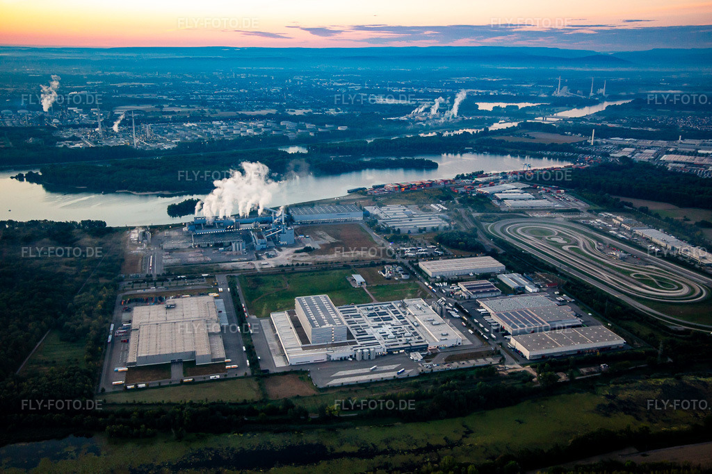 Luftbild: Industriegebiet Wörth-Oberwald am Morgen in Wörth am Rhein im Bundesland Rheinland-Pfalz in Deutschland. Foto: IMG_138407.jpg vom 16.09.2023 durch Werner Riehm/FLY-FOTO.de