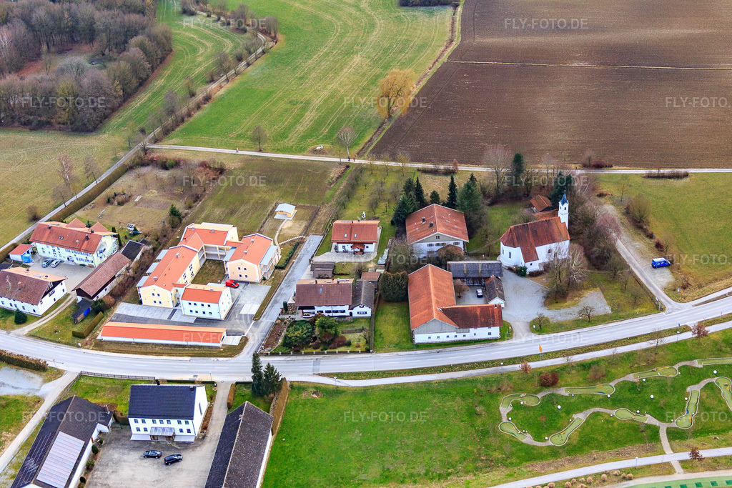 Luftbild: Pfarrkirchener -Straße mit Filialkirche im Ortsteil Aunham in Bad Birnbach im Bundesland Bayern in Deutschland. Foto: IMG_085589.jpg vom 31.12.2015 durch Werner Riehm/FLY-FOTO.de