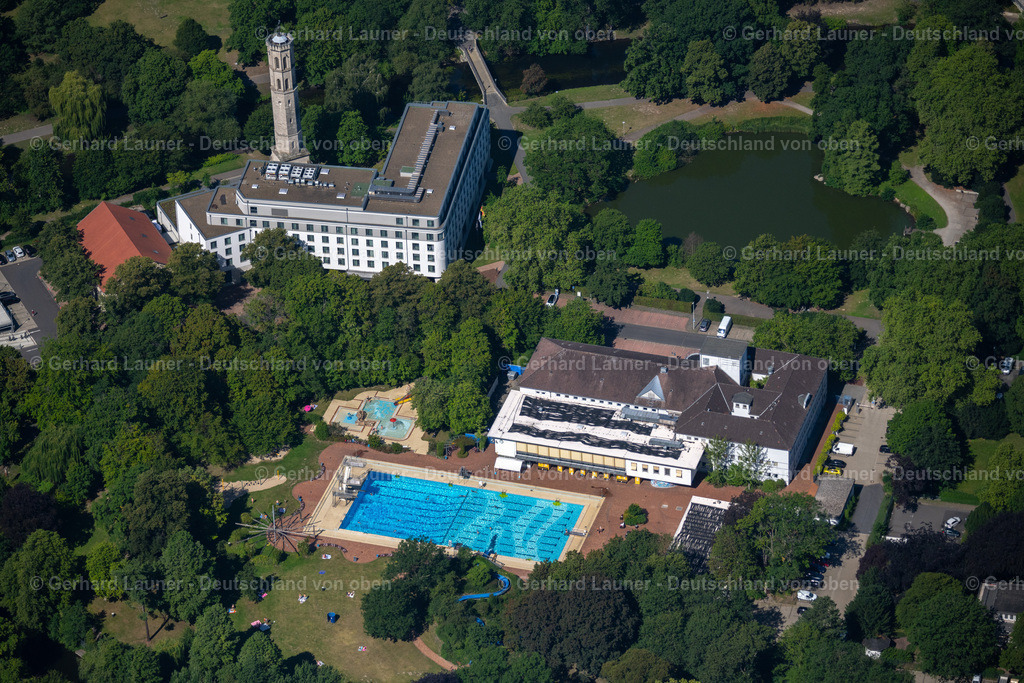 4035500 | BRAUNSCHWEIG 31.07.2020 Schwimmbecken des Freibades Bürgerbadepark und das Hallenbad an der Nimes-Straße in Braunschweig im Bundesland Niedersachsen, Deutschland. Weiterführende Informationen bei: Stadtbad Braunschweig Sport und Freizeit GmbH. // Swimming pool of the open-air swimming pool Buergerbadepark and the indoor swimming pool on street Nimes-Strasse in Braunschweig in the federal state of Lower Saxony, Germany. Further information at: Stadtbad Braunschweig Sport und Freizeit GmbH. Foto: Gerhard Launer