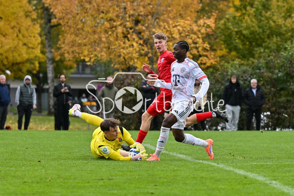 SpVgg Unterhaching U19 - FC Bayern München U19 | In dieser Szene ist Vincent HUBER (SpVgg Unterhaching U19 1) vor Uzorchukwu Frank EGWUATU (FC Bayern München 7) am Ball / U19 DFB Nachwuchsliga: SpVgg Unterhaching - FC Bayern München; Sportschule Oberhaching am 18.10.2025