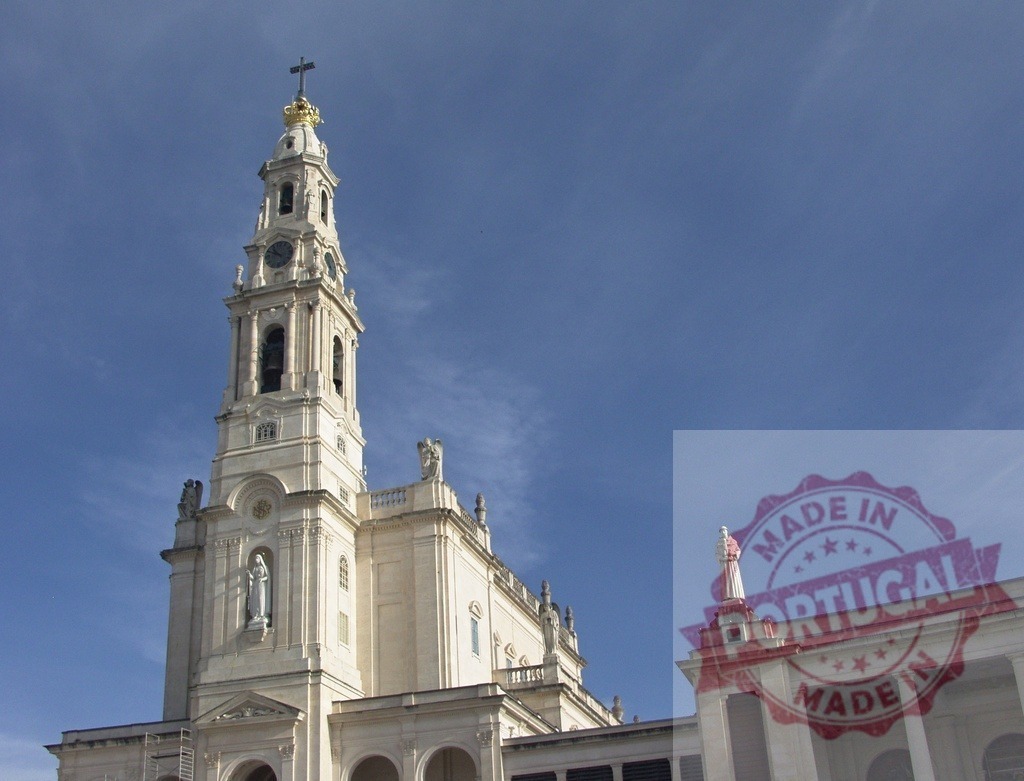 Sanctuary of Fatima church tower reaching for the sky | White marble Sanctuary of Fatima church tower with blue sky background in Ourém, Portugal - Realisiert mit Pictrs.com