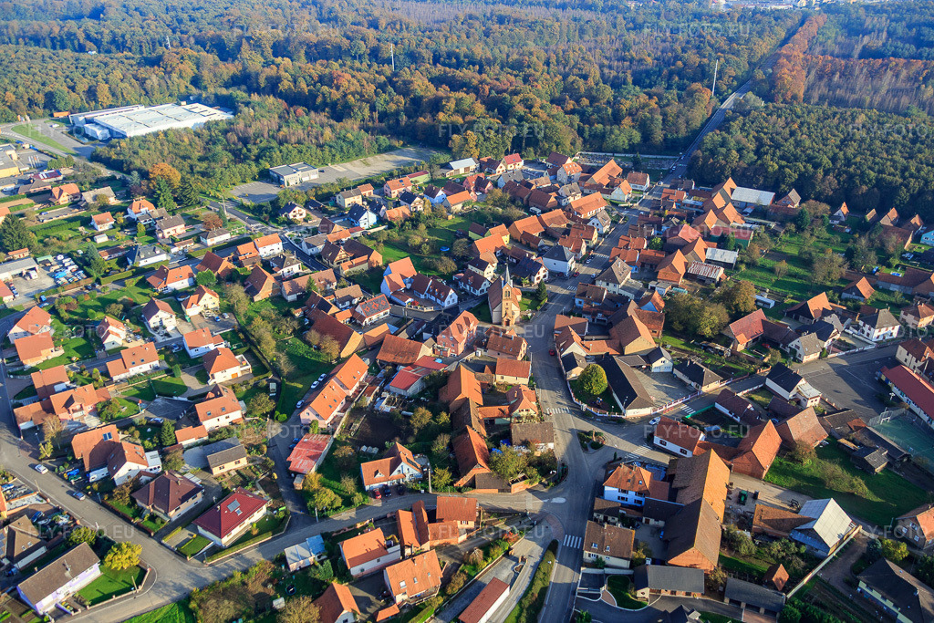 Vue aérienne: Vue de la ville depuis le nord-ouest à Schaffhouse-près-Seltz dans le département Bas Rhin, France – .Photo: IMG_075703.jpg prise le 01/11/2014 par Werner Riehm/FLY-FOTO.eu – Résolution de l'original: 5472 x 3648 px