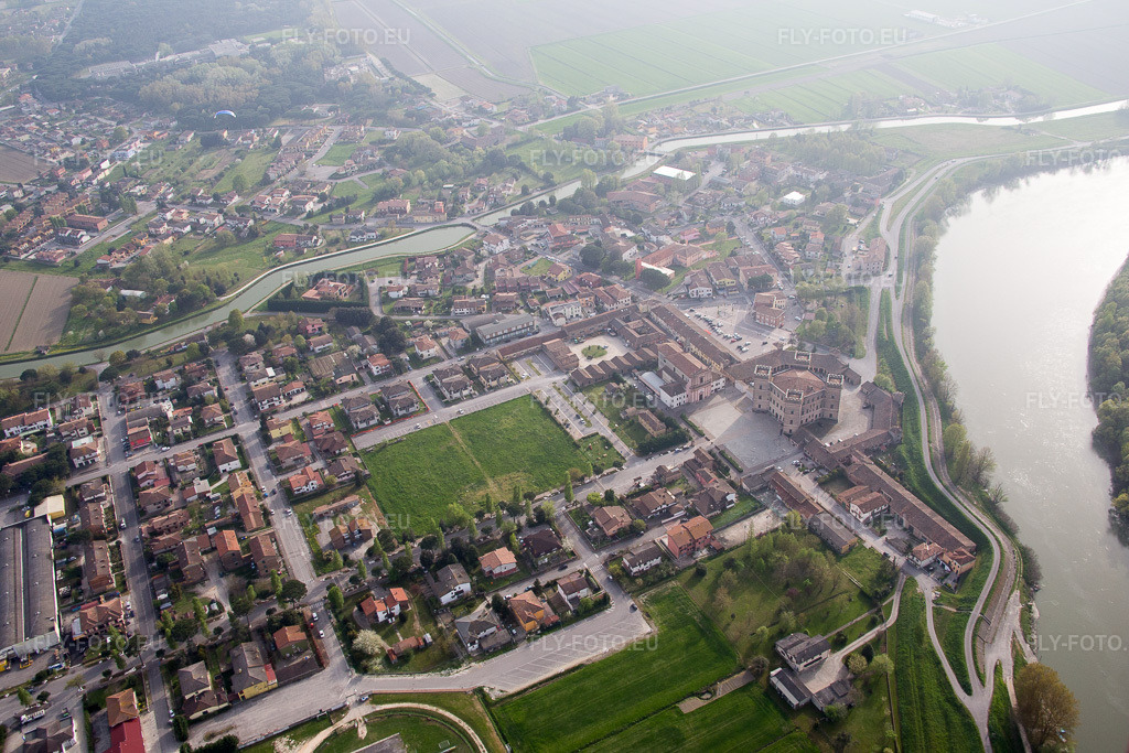 Vue aérienne: Vue de la ville à Mesola dans le département Ferrara, Italie. Photo: IMG_087297.jpg prise le 05/04/2016 par Werner Riehm/FLY-FOTO.euRésolution de l'original: 5472 x 3648 px