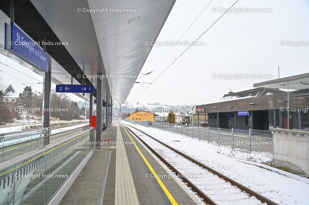 Sankt Georgen an der Gusen_ Bahnhof_ 20.12.2022-22 | 20.12.2022, Sankt Georgen an der Gusen, AUT, Bahnhof, Bahnsteig, im Bild Bahnsteig,  Bahnhofsgebaeude, Bahnhof