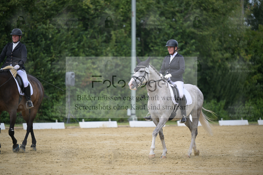 DOS_7232 | Entdecke hochwertige Reitturnierfotos von Foto Oger. Professionell, emotional und authentisch – jetzt Lieblingsmomente im Shop bestellen. - Realisiert mit Pictrs.com