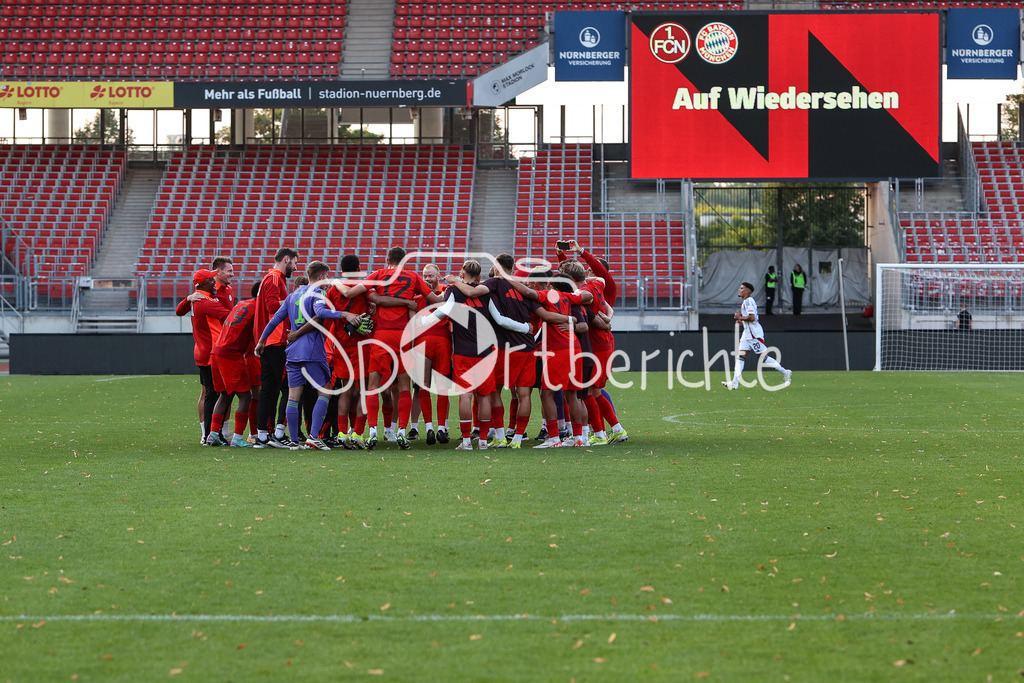 1. FC Nürnberg II - FC Bayern Amateure | die Spieler der Bayern Amateure sind happy nach dem Sieg in Nuernberg