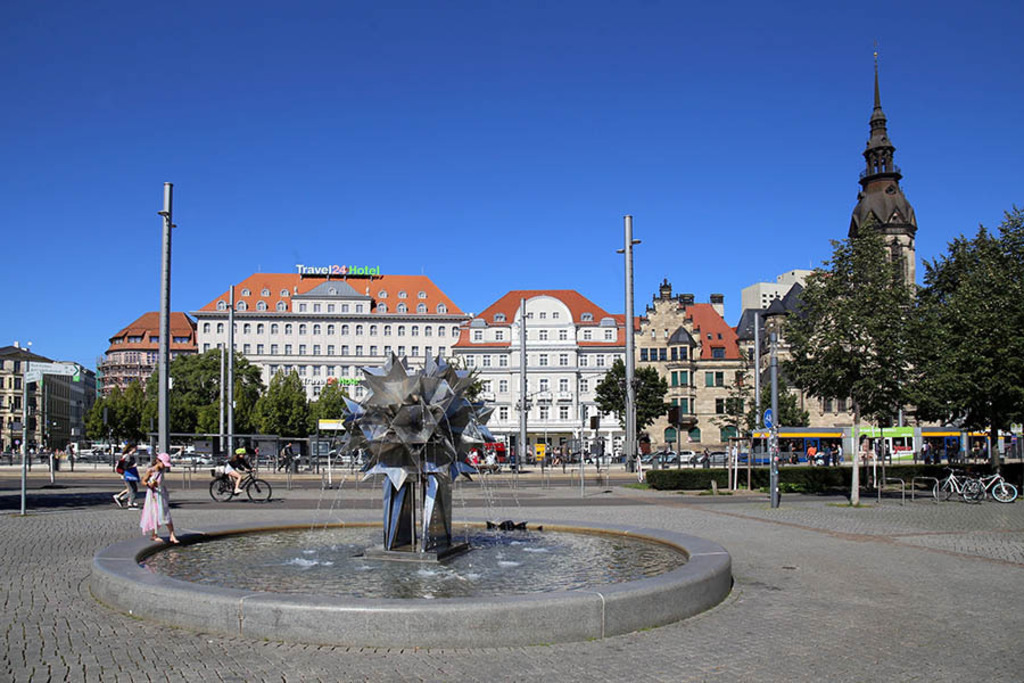 Foto: Leipzig - Pusteblumen-Brunnen - Blick zum Goerdelerring | Das Team hinter BILDLEXIKON LEIPZIG bündelt historische wie aktuelle Informationen über die Stadt Leipzig in Text und Bild auf einer Plattform und stellt diese der interessierten Öffentlichkeit zur Verfügung.