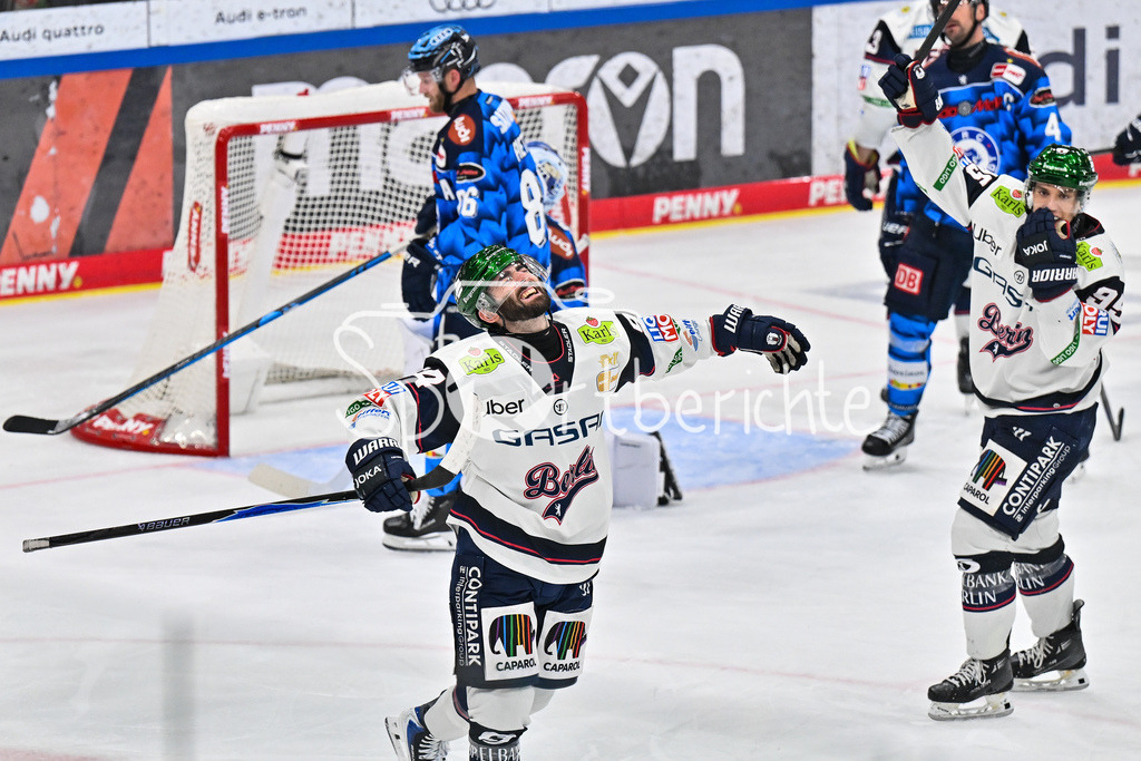 ERC Ingolstadt - Eisbären Berlin | INGOLSTADT, GERMANY - 18. DECEMBER: Jubel der Gäste nach dem Treffer zum 5-5 durch Lia KIRK (Eisbären Berlin 94) / Tor / Torschuetze / Freude / Happy während dem Match zwischen dem ERC Ingolstadt und den Eisbären Berlin am 29. Spieltag der Penny DEL in der Saturn Arena