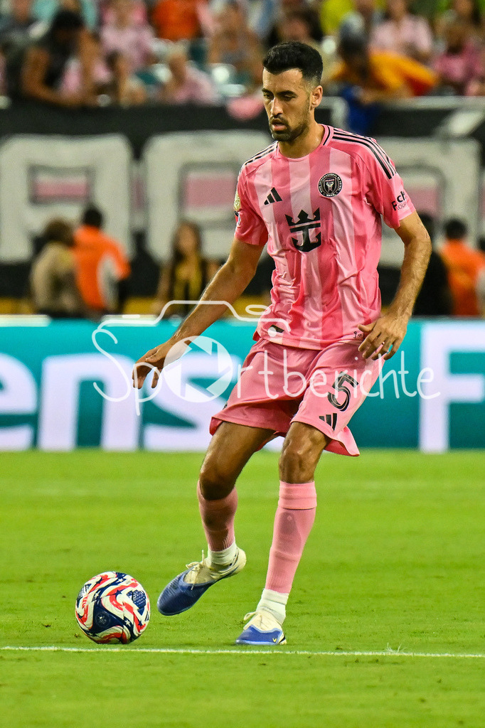 Inter Miami CF - Palmeiras Sao Paulo | am Ball Sergio BUSQUETS (Inter Miami 5) / Einzelfoto / Freisteller / FIFA Club World Cup: Inter Miami CF - Palmeiras Sao Paulo, Hard Rock Stadium am 23.06.2025 / NOT FOR SALE IN USA