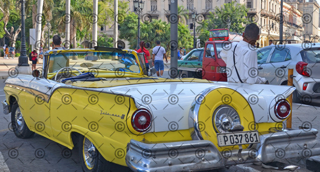 RGE_0328 | Ein Taxifahrer wartet in Havanna mit seinem Oldtimer auf Touristen.  Fotograf: Ralf Gebhardt - Realisiert mit Pictrs.com
