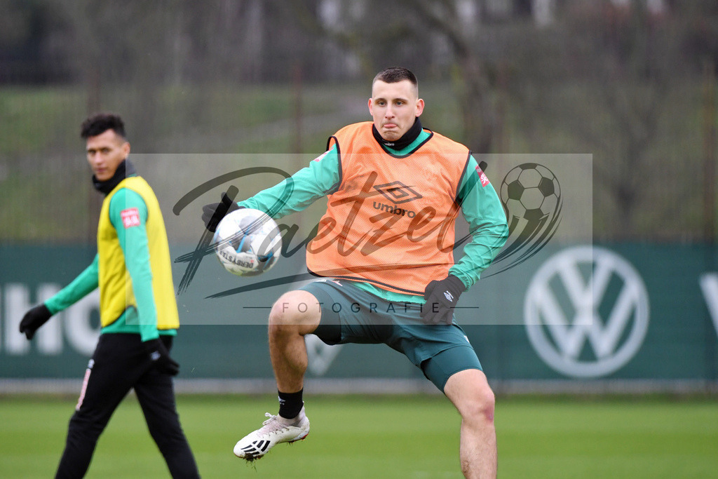 20200227_TRASVW_0060 | Fussball, Herren: Maximilian Eggestein (Werder Bremen) in Aktion, am Ball, Einzelaktion waehrend der Trainingseinheit des SV Werder Bremen auf dem Trainingsplatz am wohninvest Weserstadion am 27.02.2020 in Bremen, Deutschland. - Realisiert mit Pictrs.com