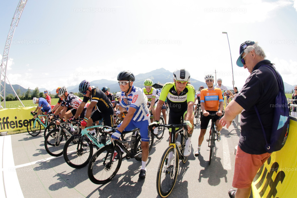 751_20230817_Bewerb_Maenner_Muehlanger | AUT - OESTERREICH, 2023-08-16: SPORT RENNRAD-FAHREN - 55. INTERNATIONALER RADWELTPOKAL IN ST. JOHANN IN TIROL  - Vintage-Radrennen mit WM-Bronze-Medaillen-Siegerin Christina Schweinberger, den Teilnehmer und Alexander Baumann (vom Orginastions-Team) - TAG 2 BEWERB MAENNER IN SECHS GRUPPEN  ; Foto: Roland Muehlanger
