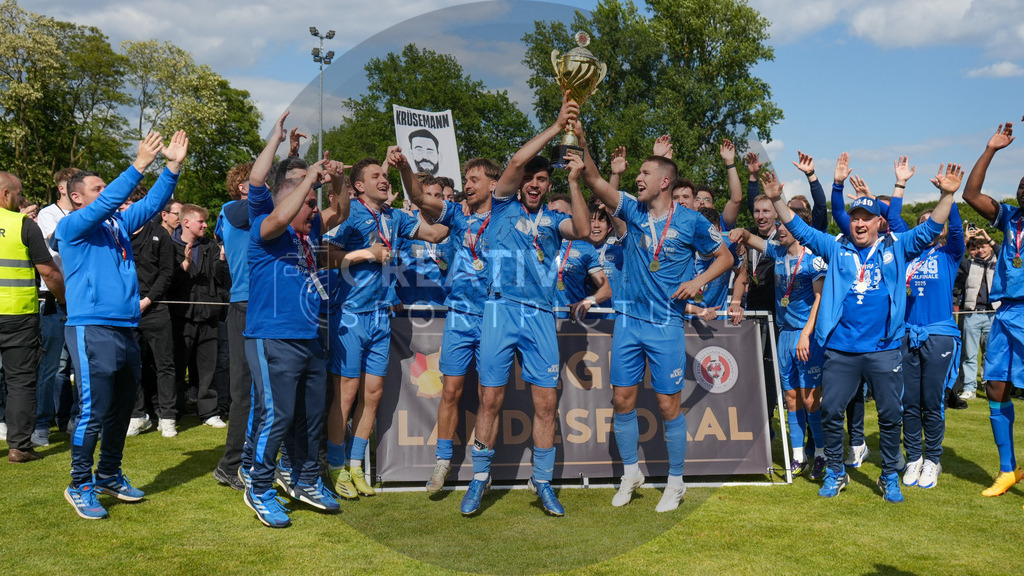 Fußball, Herren, Saison 2024/2025, Finaltag der Amateure 2025, Landespokal Brandenburg, Finale, VfB 1921 Krieschow vs. RSV Eintracht 1949, Samstag 24.05.2025, Volksparkstadion Neuruppin, | Fußball, Herren, Saison 2024/2025, Finaltag der Amateure 2025, Landespokal Brandenburg, Finale, VfB 1921 Krieschow vs. RSV Eintracht 1949, Samstag 24.05.2025, Volksparkstadion Neuruppin, Im Bild: Der RSV Eintracht 1949 bejubelt den Landespokalsieg - Realisiert mit Pictrs.com