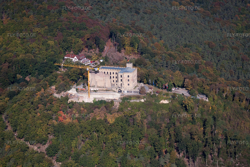 Luftbild: Burganlage des Schloß Hambacher Schloss an der Weinstraße im Ortsteil Diedesfeld in Neustadt im Bundesland Rheinland-Pfalz in Deutschland. Foto: IMG_22116.jpg vom 15.10.2009 durch Werner Riehm/FLY-FOTO.de