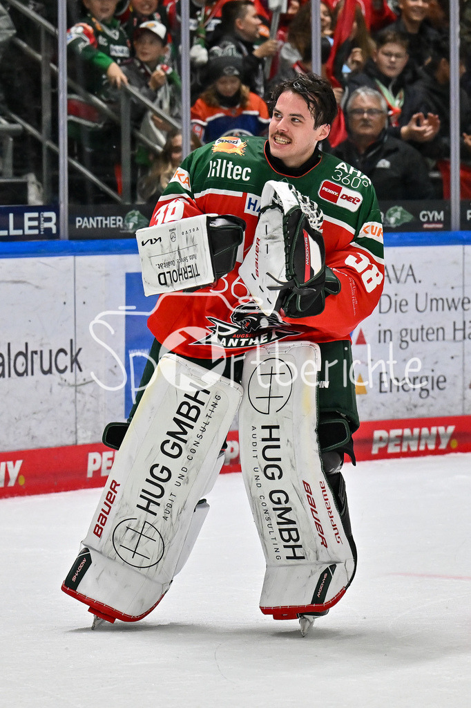 Augsburger Panther - Kölner Haie | die Augsburger Panther feiern zusammen mit den Fans den Heimsieg gegen die Kolner Haie / Strauss MANN (Augsburger Panther #38) / DEL: Augsburger Panther - Kölner Haie, Curt Frenzel Stadion am 29.09.2024