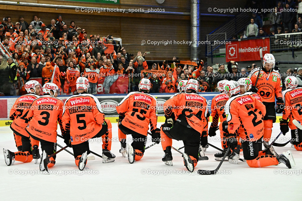EC IDM WÄRMEPUMPEN VSV vs. MOSER MEDICAL GRAZ99ERS | Graz 99ers Fans feiern mit Mannschaft, EC IDM WÄRMEPUMPEN VSV vs. MOSER MEDICAL GRAZ99ERS, EC IDM WÄRMEPUMPEN VSV vs. MOSER MEDICAL GRAZ99ERS am 17.03.2026 in Villach (Stadthalle Villach), Austria, (Photo by Bernd Stefan)