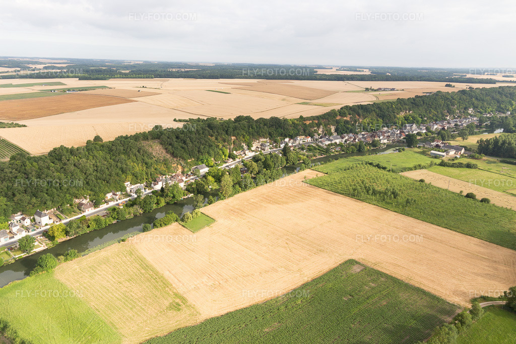 Aerial view: View of the town in Saint-Rimay in the state Loir et Cher, France. – Photo: IMG_101138.jpg taken on 06/24/2017 by Werner Riehm/FLY-FOTO.com – Resolution of the original: 5472 x 3648 px
